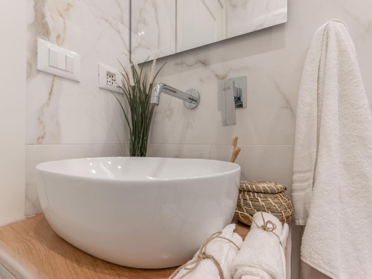 The Best Rent - Gorgeous One-Bedroom Apartment In Ticinese Milan Luaran gambar